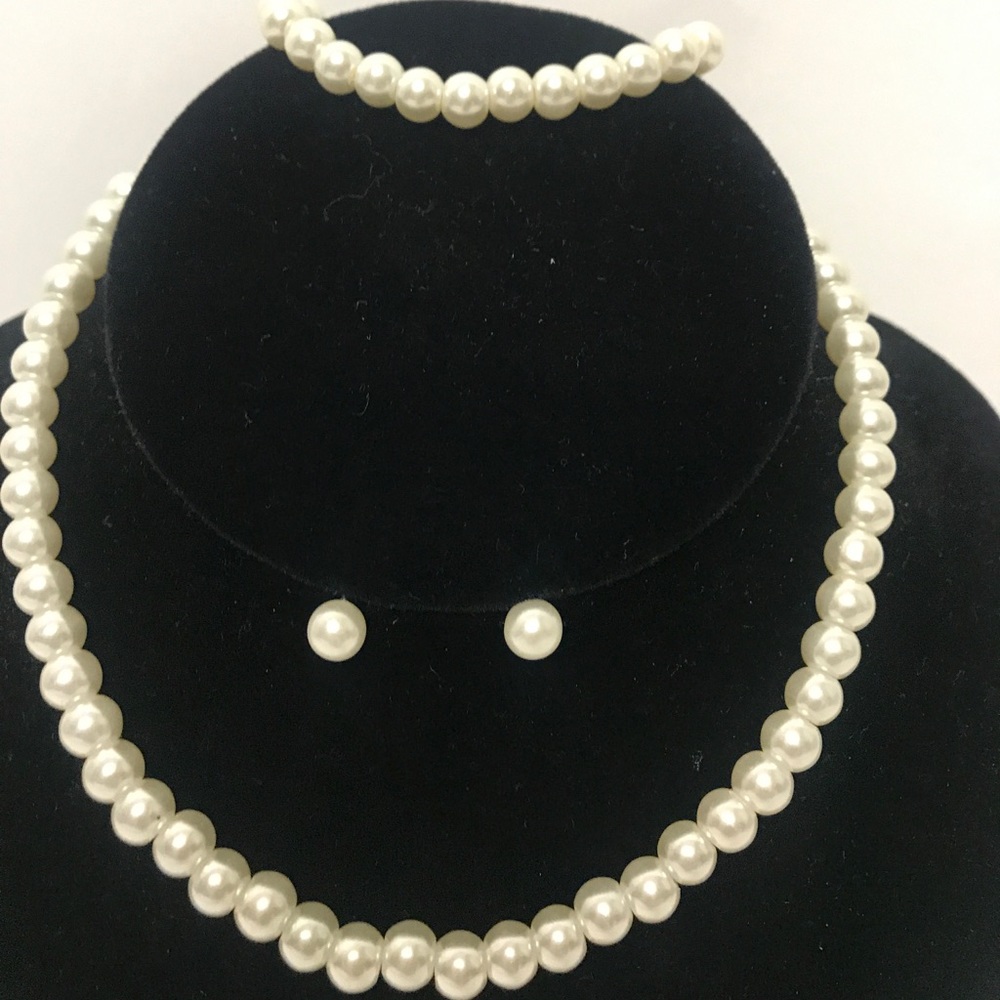 Cream Pearl Flower Girls Pearl Necklace Set - Picture 2 of 7
